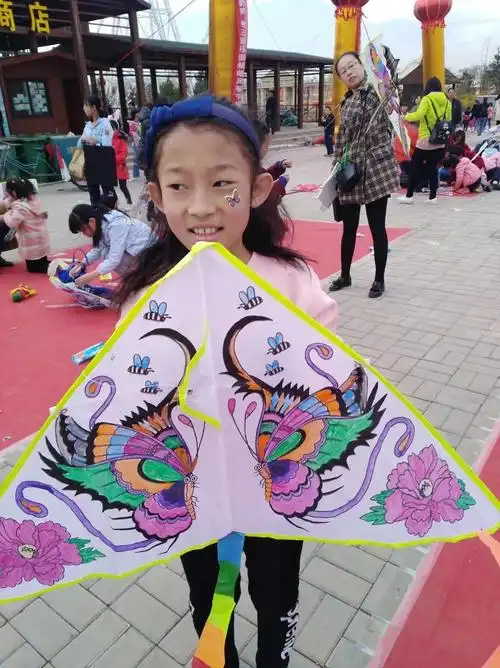 我首先自己画了一个漂亮的蝴蝶风筝,瞧!蝴蝶在朝我笑呢?