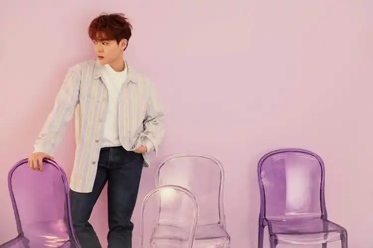 尤长靖春日写真福利送达 简单惬意展现满满元气