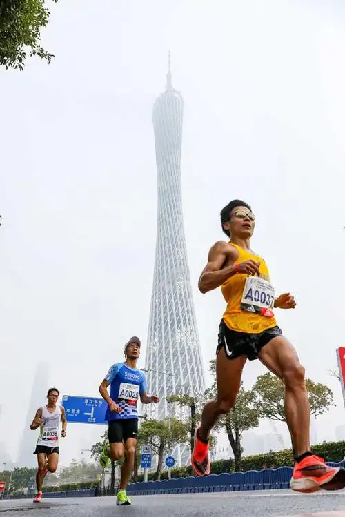 实习生彭奕男)12月13日上午7:30,2020广州马拉松赛鸣枪起跑,来自海