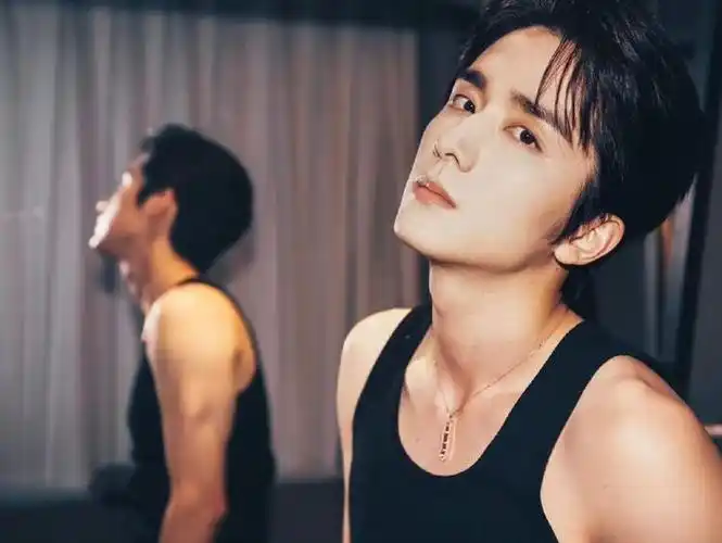 张新成黑背心返场,真的很帅呀,肌肉线条好好啊,一整个爱住了!