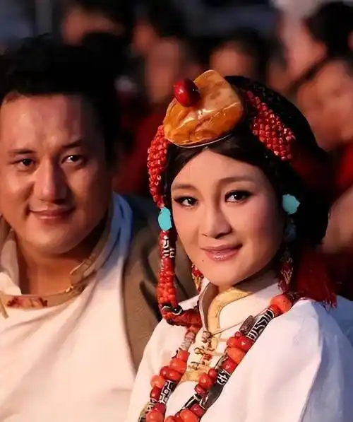 有高颜值丈夫的歌手降央卓玛,疯狂倒追之后生三胎,现如今怎样了_丁真