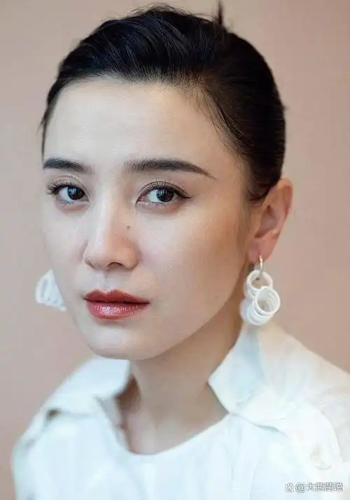 最近举行的"金爵颁奖典礼"上,一位名声显赫的顶流明星小宋佳因其大胆