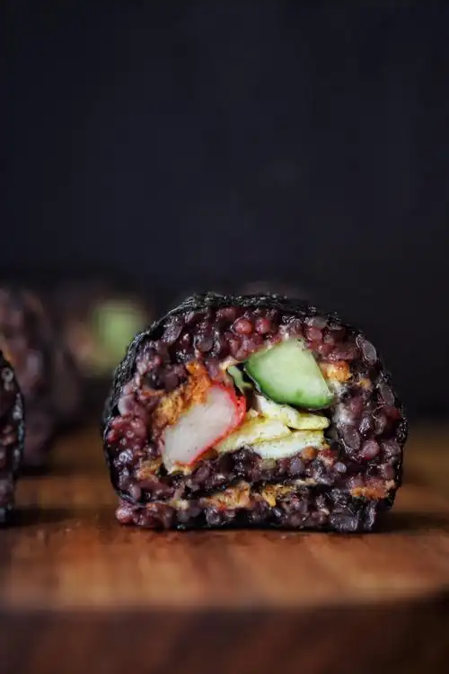 今日份早餐:紫菜包饭紫米,蟹柳,青瓜,鸡蛋皮,肉松,沙拉酱卷饭团,一口