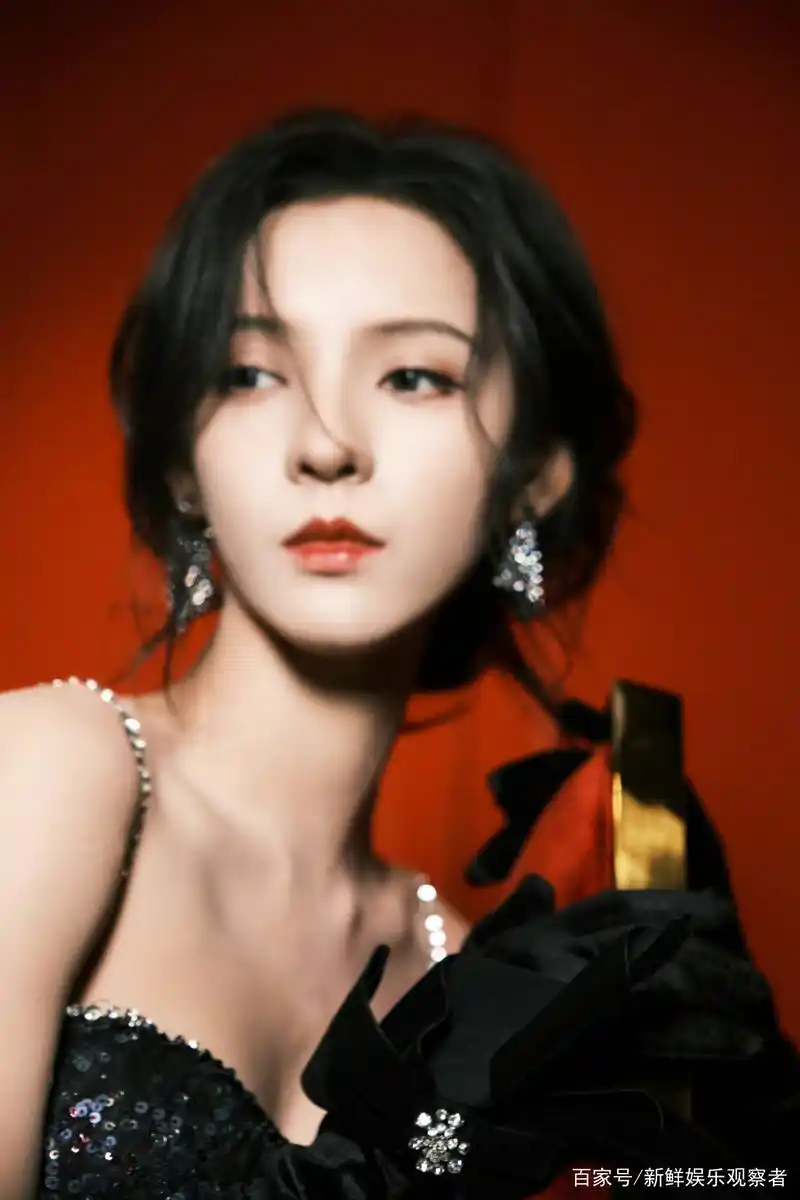 张予曦大学生电影节一袭黑色亮片礼服,上演暗夜公主归来