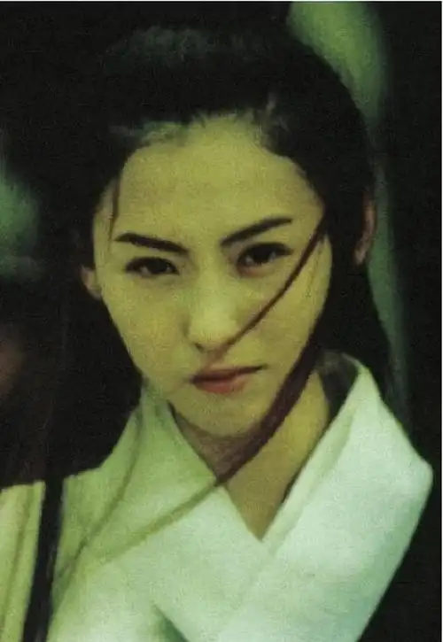 在经历了火爆的成名之后,她那清纯的"玉女"形象却逐渐在纹身,抽烟等