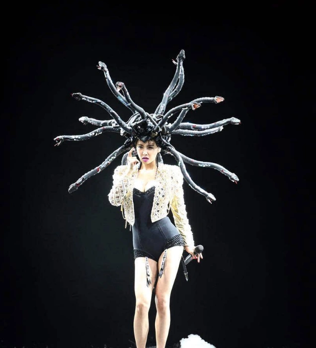 小阿姨蔡依林冬日造型 要保暖也要性感 网友:不怕肚子受凉吗?