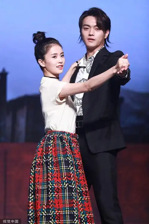 组图许凯骑小车大长腿无处安放与白鹿跳双人舞上演甜蜜暴击