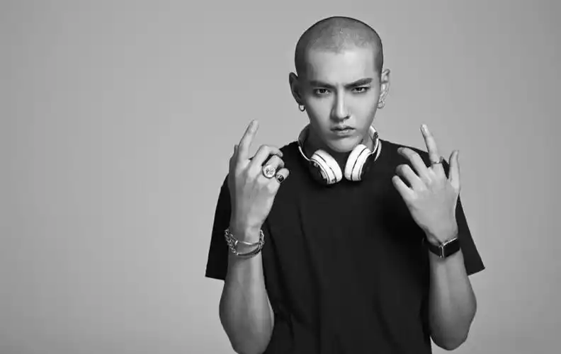 此外,易烊千玺的寸头多了几分霸气,果然寸头才是验证帅哥的唯一标准.