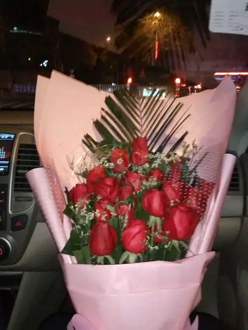 谈恋爱到结婚他都没什么情人节的概念,所以哪怕是朋友圈里都在晒礼物