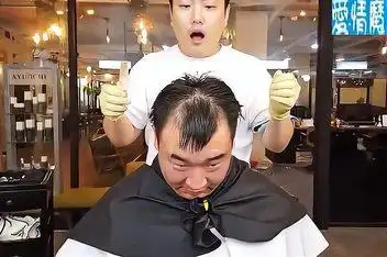 01:22【剪发教程】牙签烫,看发型师如何解救男子额头没头发!