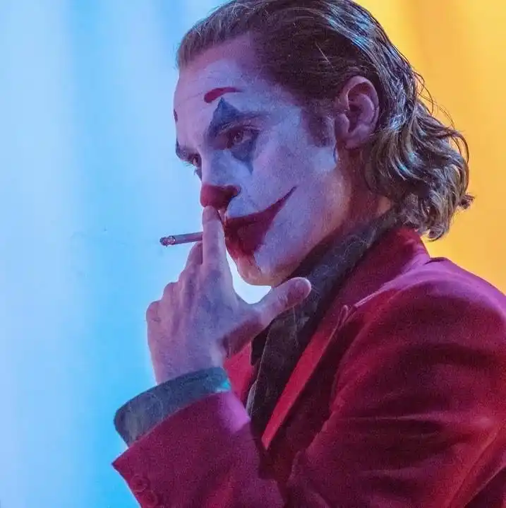 杰昆菲尼克斯凭小丑再获最佳男演员奖领奖台感谢希斯莱杰