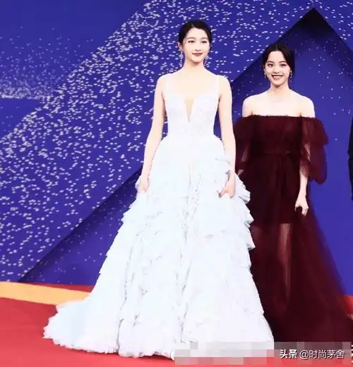 本以为关晓彤够瘦了,同框欧阳娜娜瞬间被秒杀,瘦才有资格说美_身材_穿