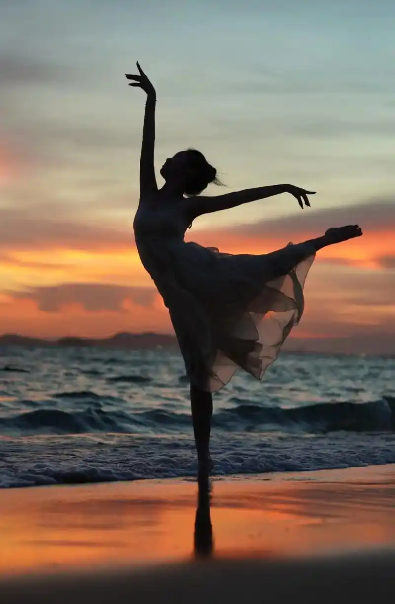 偷偷装一把温柔的海风,带回家.#海边 #舞蹈动作拍照 #唯美 - 抖音