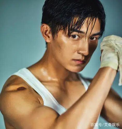 杨旭文曝光最新写真,眼神坚毅荷尔蒙爆棚