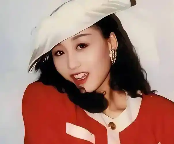 62岁利智近照惊现网络:颜值身材大变,网友直呼认不出_时光_从容_修养