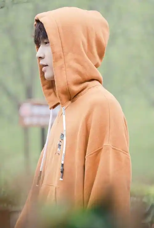 张艺兴《向往的生活5》被花式应援掏鸡蛋 山上的笋要被网友夺完了