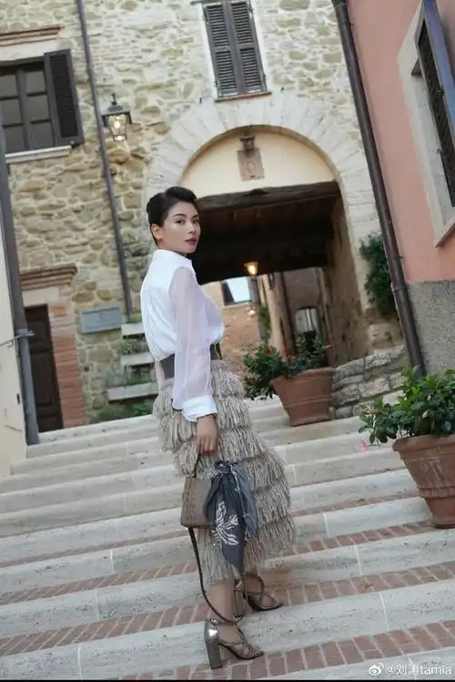 在这组照片中,刘涛身穿白色衬衫搭配半身长裙,展现出了她知性优雅的一