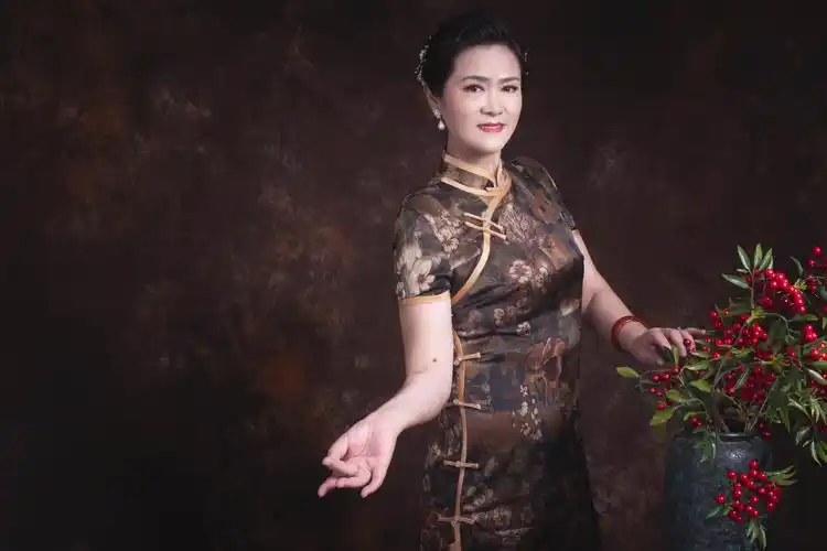 夕阳红的美篇旗袍女人