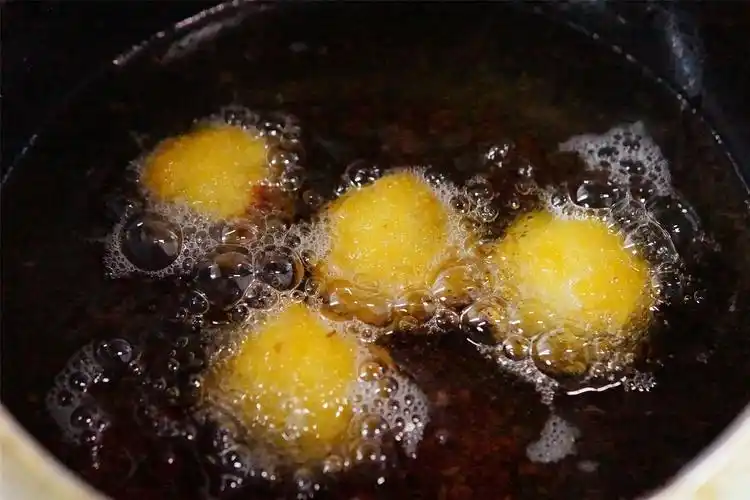 炸元宵做法(元宵节炸汤圆,记得"先扎后蘸",不爆裂不漏馅,绵软香酥)