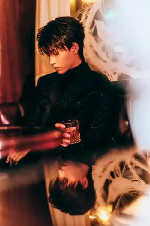 秦霄贤情人节营业照#秦霄贤情人节营业九宫格来了,老秦这组写真说的