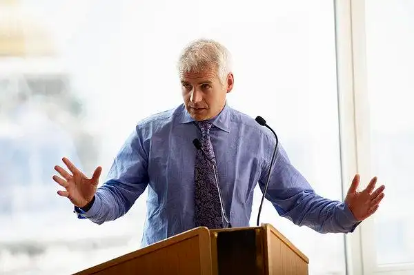 说话的人在会议期间