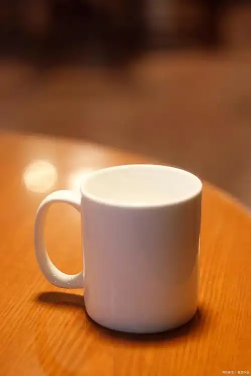 杯子,作为我们日常生活中不可或缺的物品,有时也会成为我们表达感情或