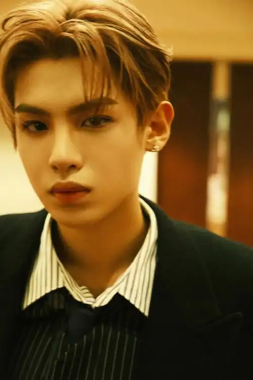 黄明昊黑色拖地大衣帅气写真黄明昊superelle盛典图片