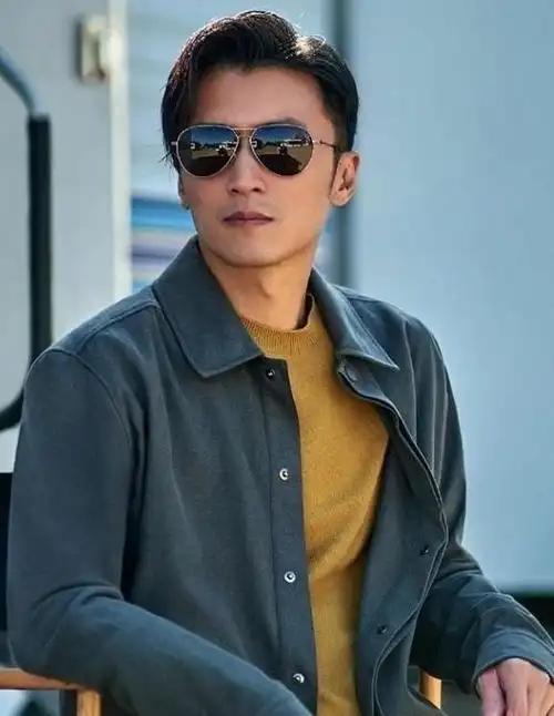 瞩目!谢霆锋转让一半锋味公司股份给54岁王菲,展现深爱与信任!