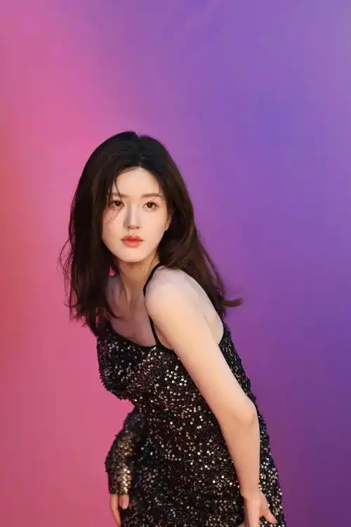 美女演员赵露思今日最新营业照出炉啦!甜美又时尚!