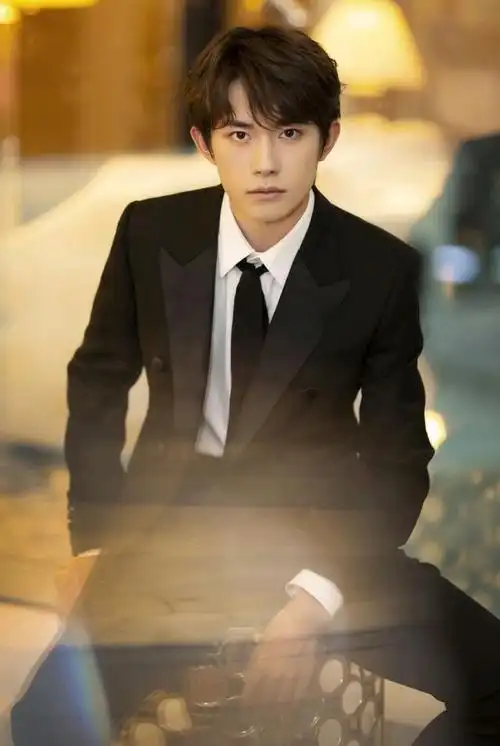 易烊千玺着简约西装,显意气锋芒,帅的一塌糊涂!