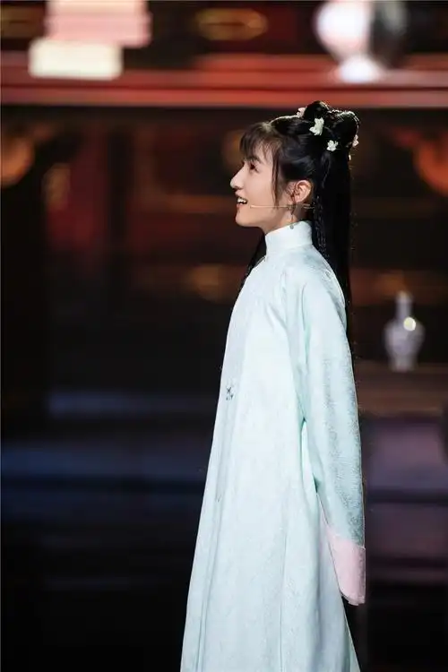 张子枫古装清秀亮相《国家宝藏》 化身清代科学家王贞仪
