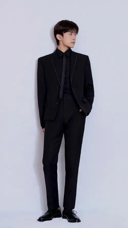 易烊千玺酷黑西装手机壁纸