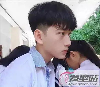 男学生发型短发铲两边清爽利落成为校园男神