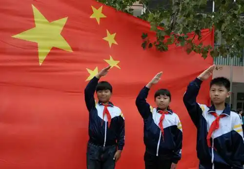 少先队员敬礼!
