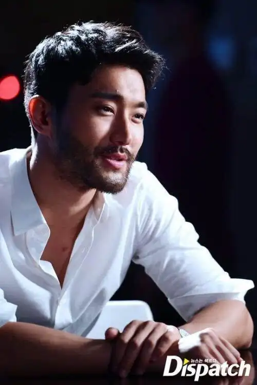 崔始源清爽地作别逗比记者离开了