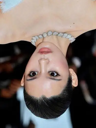 有种"撞脸"叫奚梦瑶在戛纳,当照片倒过来看时,空气突然安静了