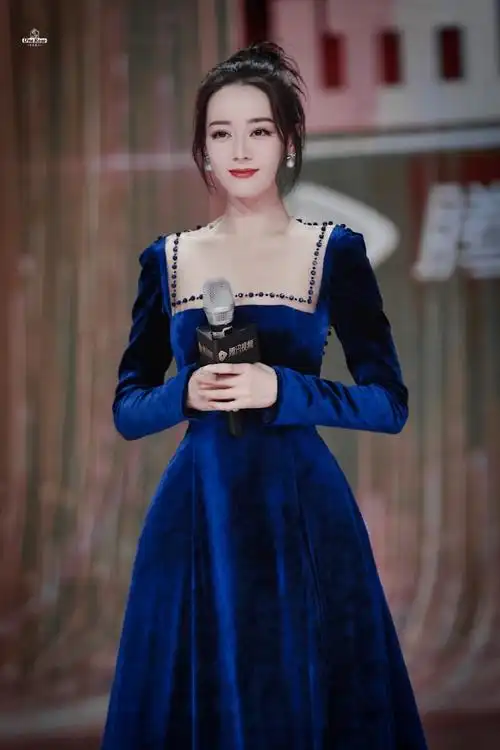 迪丽热巴蓝色丝绒长裙