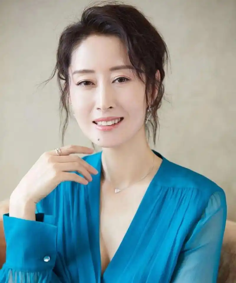 这俩演员是双胞胎吗?长的像就算了,连痣都在一个位置.#刘敏涛 - 抖音