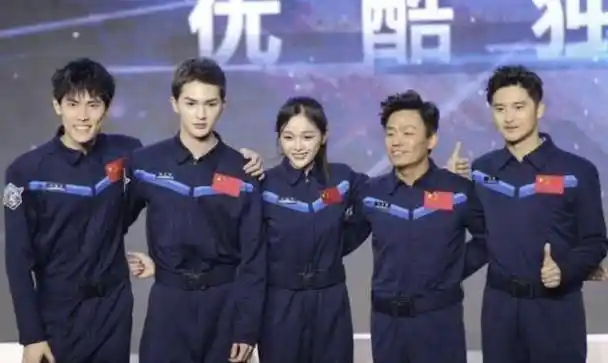 原创朱正廷帮吴宣仪整理衣服太亲昵谁注意到朱正廷怎么称呼吴宣仪一秒