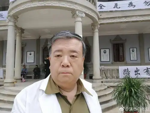 胡一统近照曝光,脸上皱纹显老,街边角落啃饼太心酸_马书良