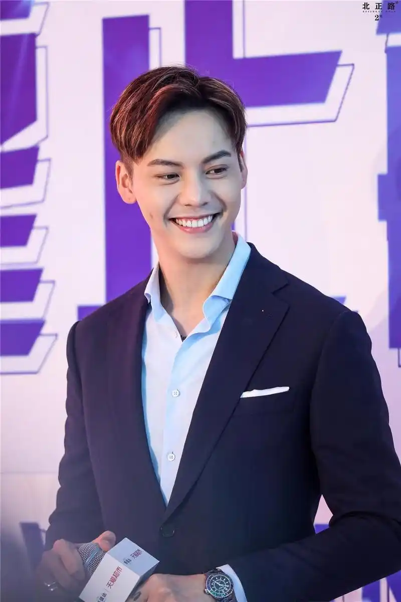 陈伟霆帅气亮相 揭秘西装的正确穿搭