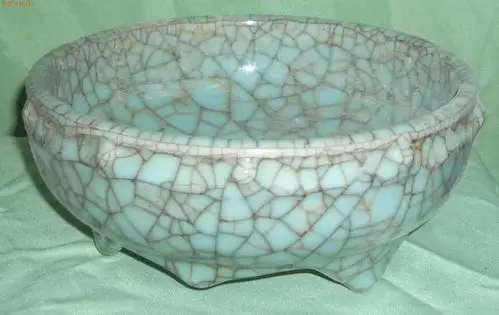 p>冰裂纹瓷器是汉族传统名瓷.