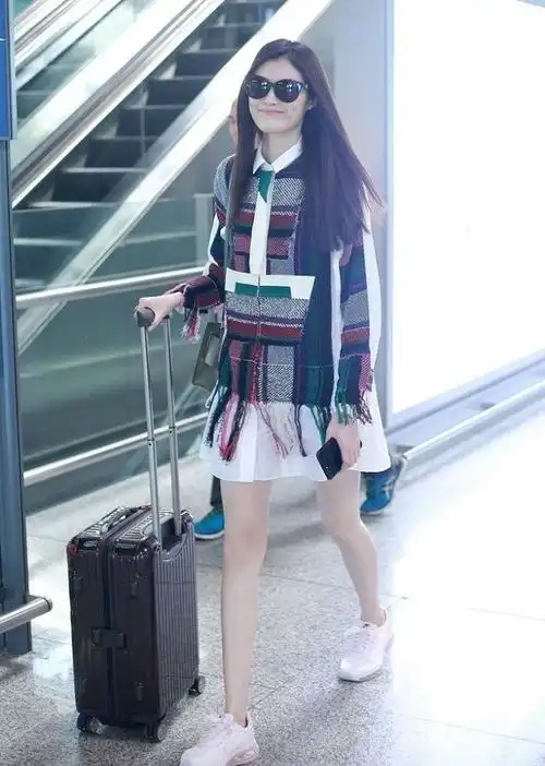 今日,大美女超模何穗一组时尚的机场街拍出炉,网友大喊大长腿白得发亮