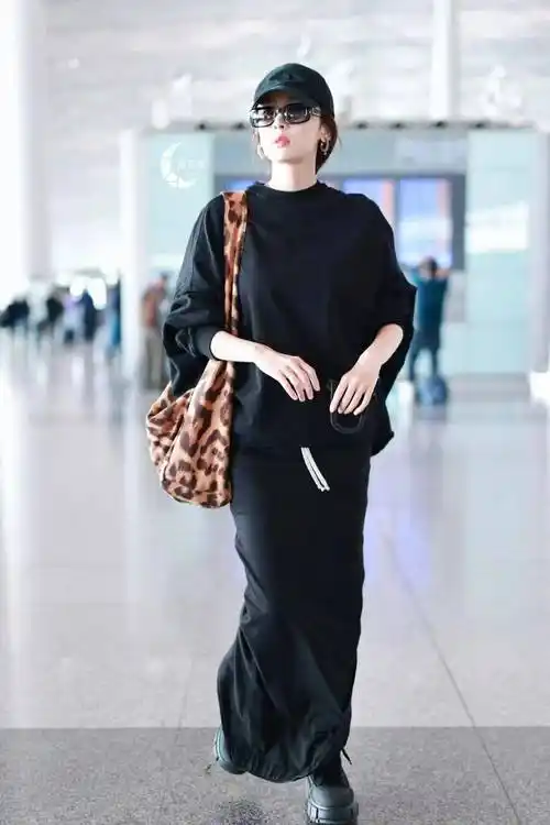 古力娜扎带火了黑色系穿搭:卫衣 半身裙 马丁靴,时髦高级又洋气_造型