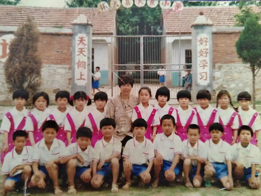 三十年前我二年级的照片 那时候我们学校的校服现在看