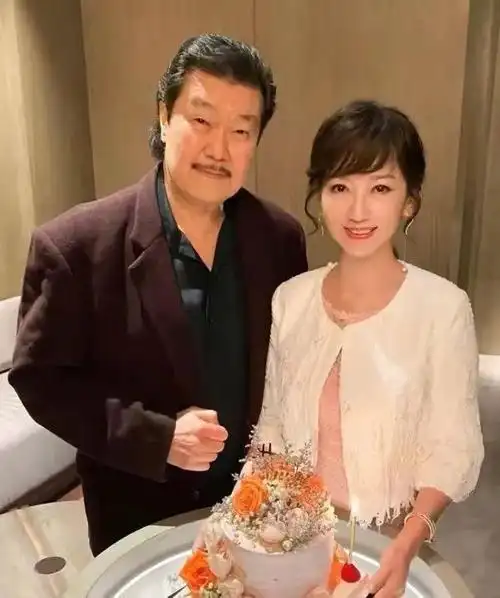 虽然一婚结果不太好,但是二婚却收获了满满的幸福,如今赵雅芝和黄锦燊