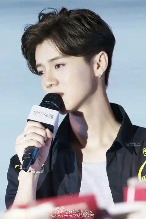 林深时见鹿-v #鹿晗# 你鹿敲好看的三七分@m鹿m