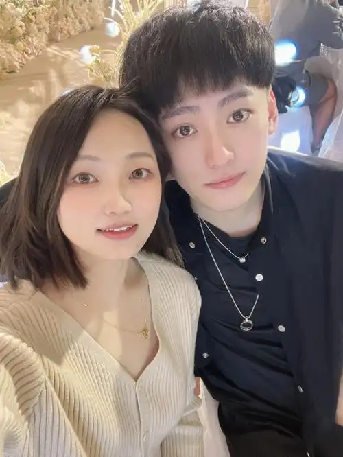 难得的姐弟合照