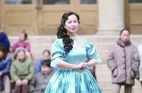 在电影《立春》中,蒋雯丽饰追求职业梦想的大龄音乐女教师王彩玲