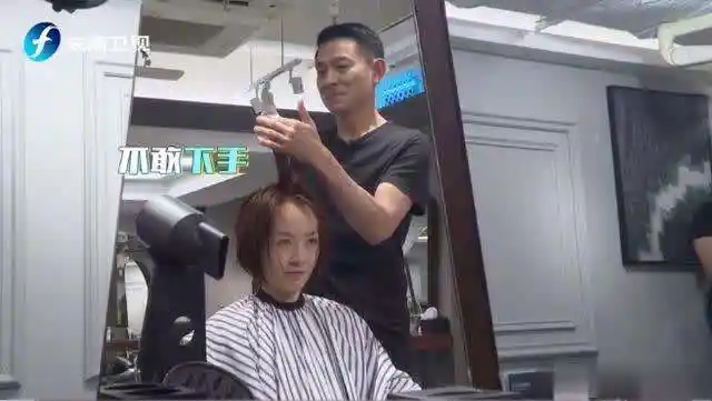 刘德华为鲁豫剪发网友这可能是史上最大牌的理发师了